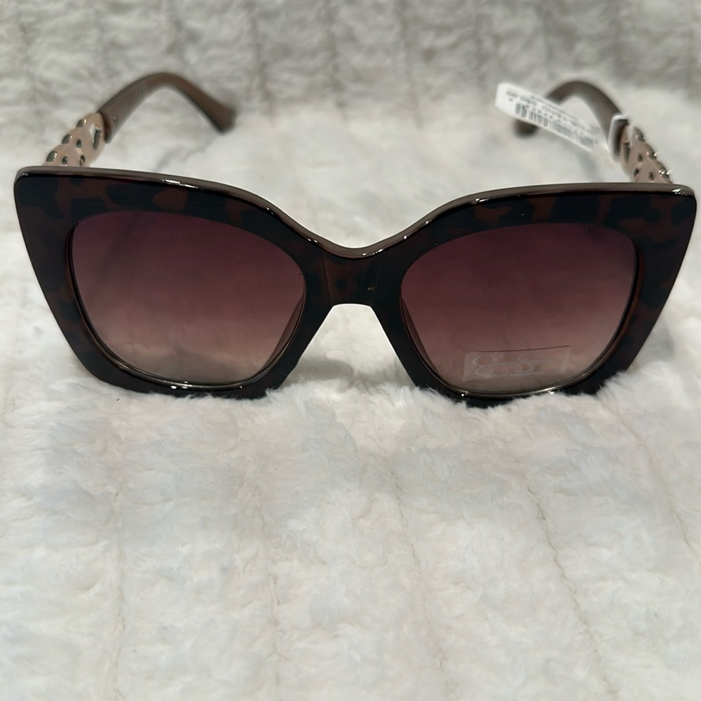 JESSICA SIMPSON 100% UV Absorptive Brown Lens Sun glasses with Goldtone handles.